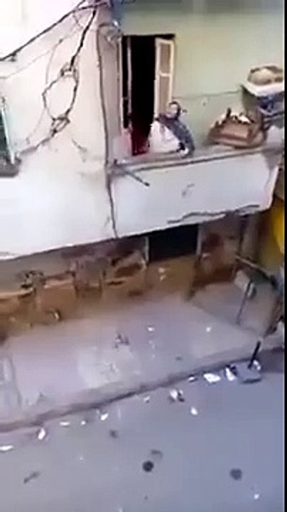 مقتل شاب  بالسيوف في وضح النهار وسط صمت المشاهدين اليوم