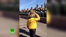 Маленький генерал- на репетиции парада Победы в Москве военные ответили на приветствие юного зрителя-Small -General