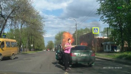 Download Video: Femme fume en voiture avec une bouteille de gaz