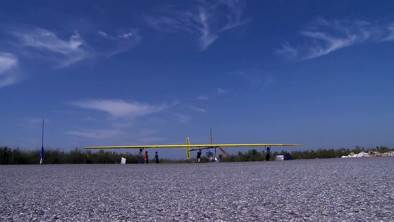 Mozi Human-powered airplane test flight.divx