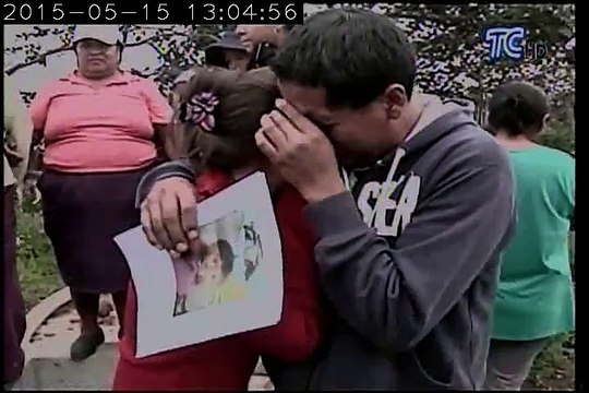Elementos policiales y bomberos buscan al niño que se cayó dentro de los ductos de agua
