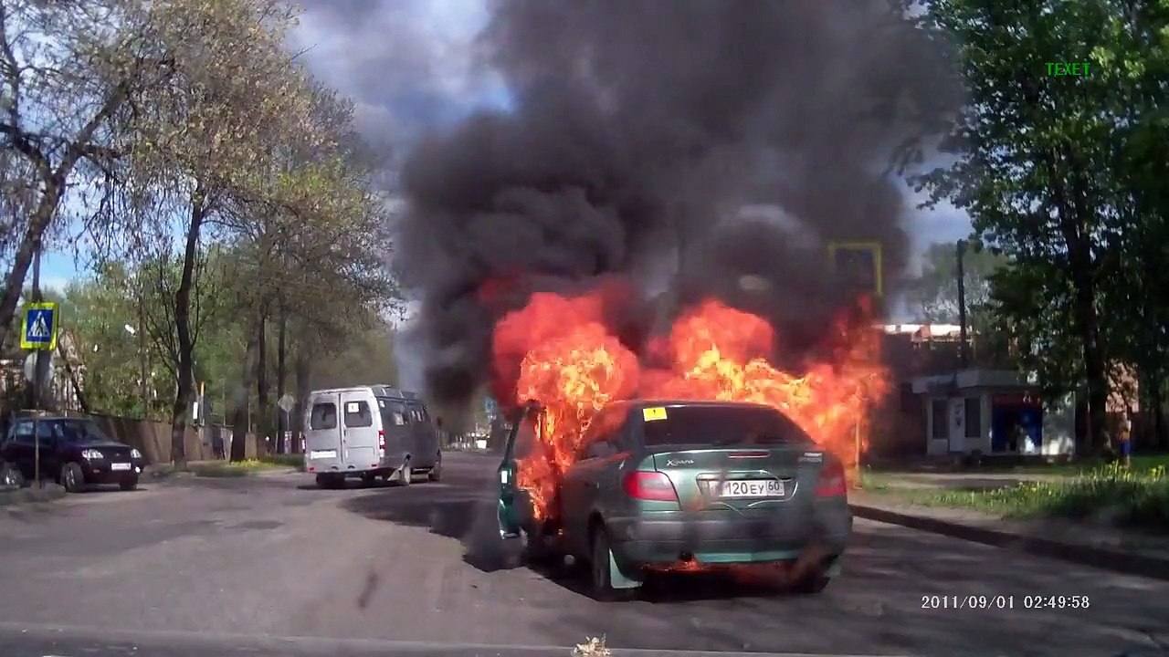 Femme fume voiture bouteille gaz fuite incendie