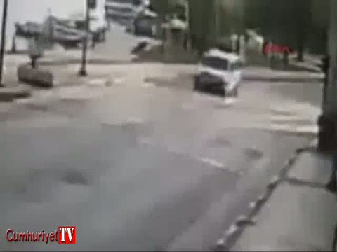 İETT otobüsü ile otomobilin çarpışma anı kamerada