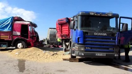 Kamyon Tıra Çarptı: 2 Yaralı