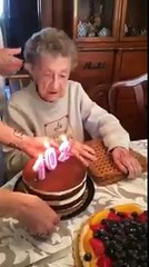 Veja o que acontece quando uma senhora de 102 anos tenta apagar as velhinhas do bolo