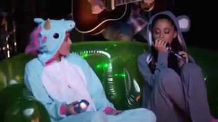 Miley Cyrus & Ariana Grande – Don’t Dream It’s Over