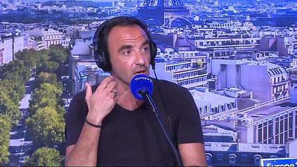 Quand Nikos Aliagas offre des fleurs à Clotilde Courau