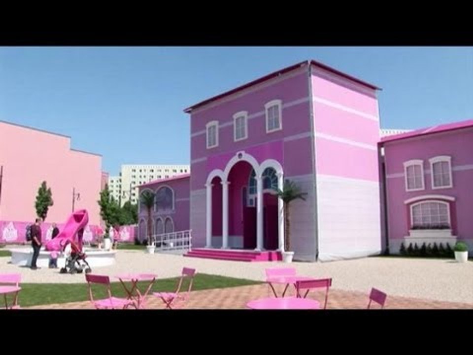 バービーの家開館　女性ら抗議