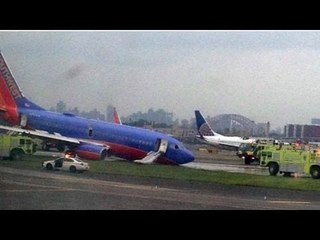 Download Video: Southwest Airlines nose gear failure on landing at LaGuardia Airport