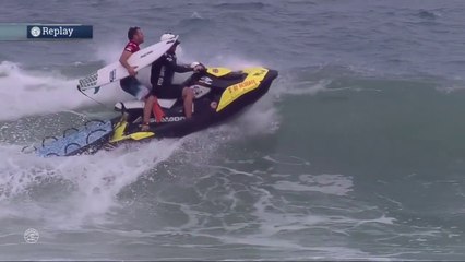 Surfista cai de jet ski e assusta o público no Rio