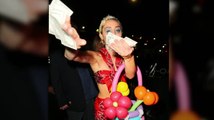 Miley Cyrus couvre la foule de billets au 1Oak