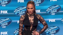 Jennifer Lopez dévoile ses jambes à la finale d'American Idol