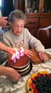 Une mamie de 102 ans souffle les bougies