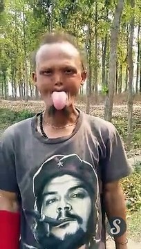 Il arrive à toucher ses sourcils avec sa langue