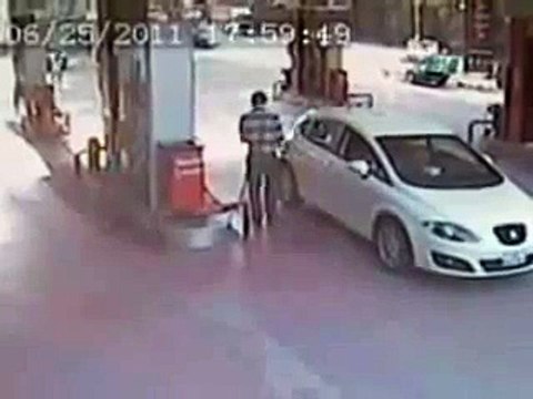 Pompacı Havaya Uçuyor Benzin İstasyonu Kaza