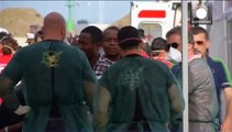Британский корабль доставил на Сицилию более 600 нелегальных мигрантов