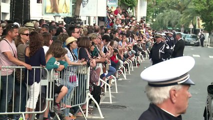 'Mad Max' fans hustle for tickets while cast walks carpet