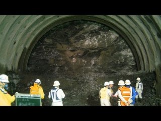 トンネル崩落　作業員生き埋め