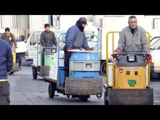築地市場でマグロ包丁振り回す