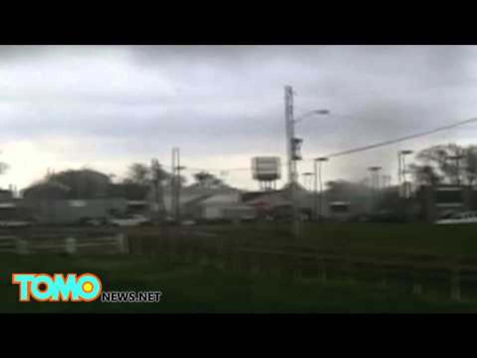 Tornado rips apart school with 100 people inside in storm chaser video - TomoNews