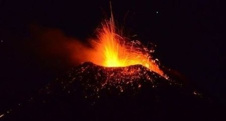 下载视频: Mount Etna Spews Lava in Latest Eruption