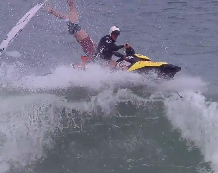 Joël Parkinson ejected from a jet ski