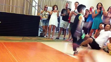 Crianças arrasam em uma apresentação de dança
