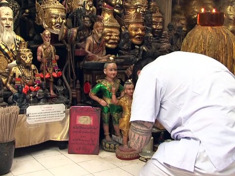 Des tatouages sacrés comme souvenir de vacances de Thaïlande, une mode controversée