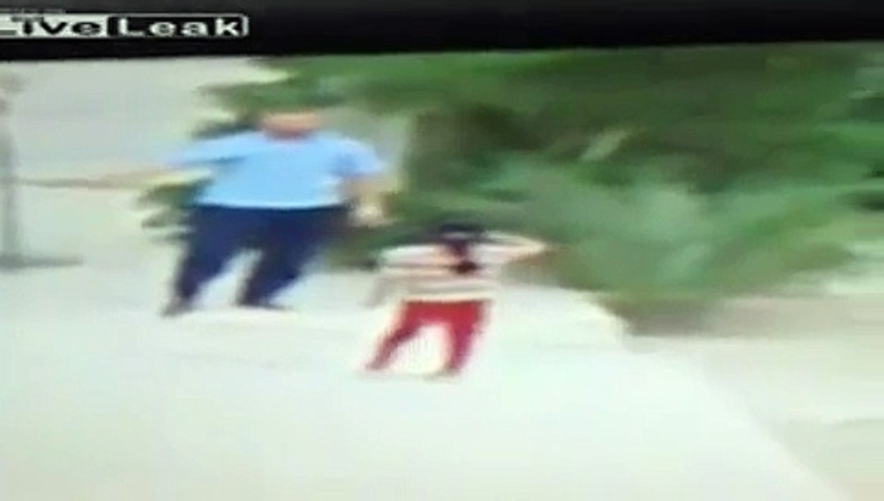 Camera Caught Shocking Street Attack Man Rip Rips Jewellery From Little Girl