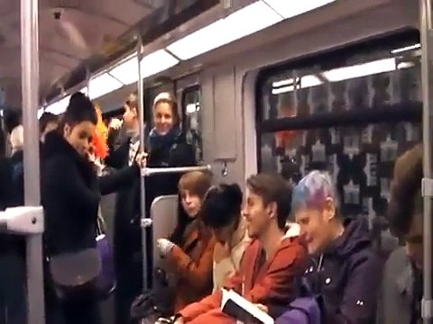 Rire très contagieux dans le métro!