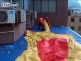 Wow! This video shows the moment a firefighter pouncing on a woman who tried to commit suicide to save in China.