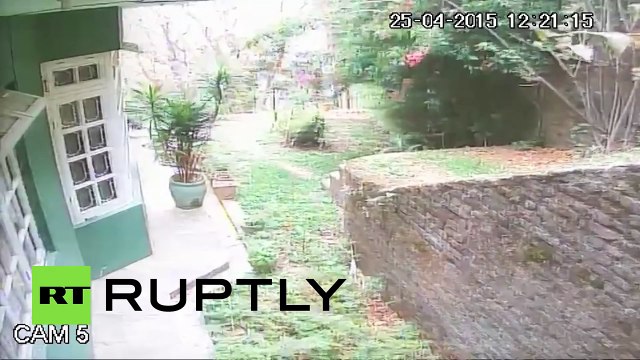 Камеры видеонаблюдения засняли землетрясение в Непале, унесшее жизни около 1500 человек