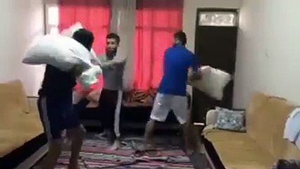 Kızlarda ve Erkeklerde Yastık Savaşı