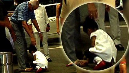 Aaradhya Bachchan CAPTURED Touching Granddad's Feet