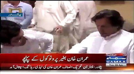 See Imran Khan's Face Expression on his Arrival at Lady Reading Hospital