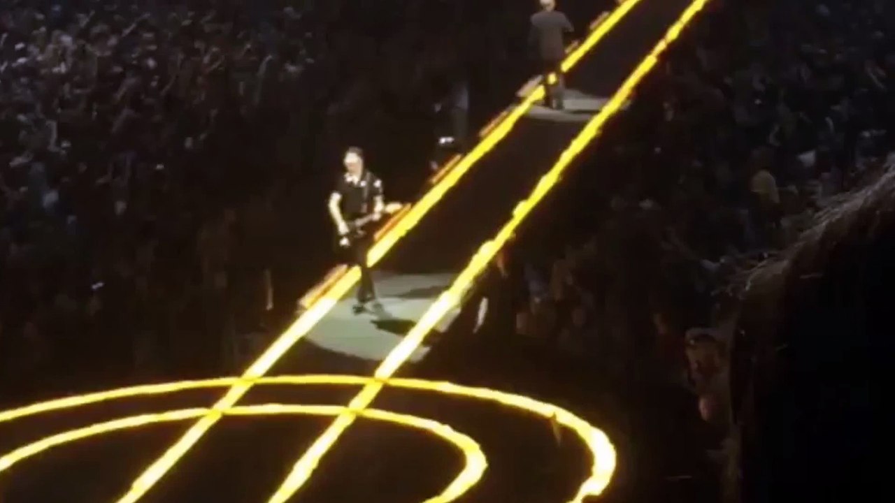 U2 guitar player The Edge falls off the stage - I&E Tour 2015 Vancouver