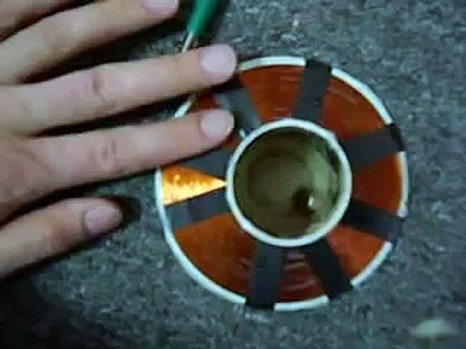 Rotation mit einem Magnet und einer Flachspule [Generating a rotation with a magnet and a flat coil]