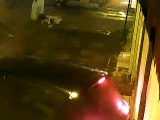 Vídeo mostra bandidos batendo de carro em muro de casa