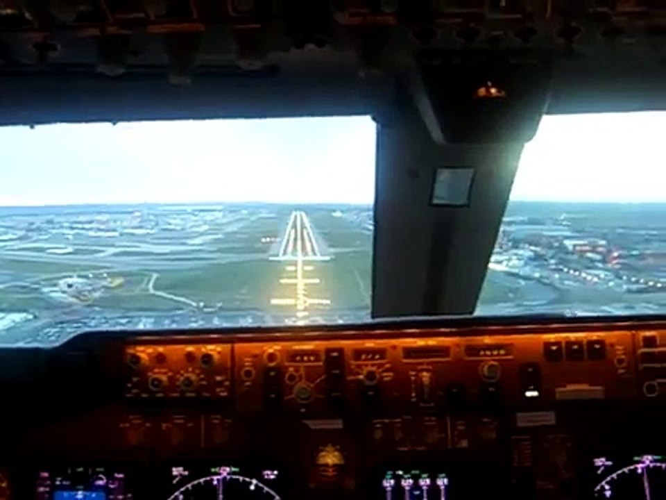 Boeing 747 British Airways landing at LHR - IN COCKPIT