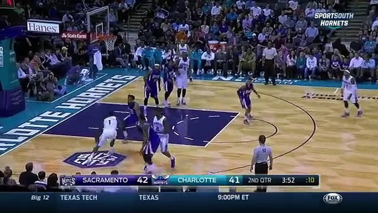 Une supportrice distraite reçoit un ballon dans la face