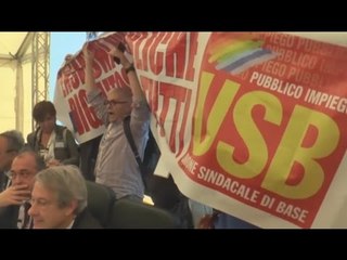 Napoli - Giornata Previdenza, Poletti contestato da Usb -1- (12.05.15)