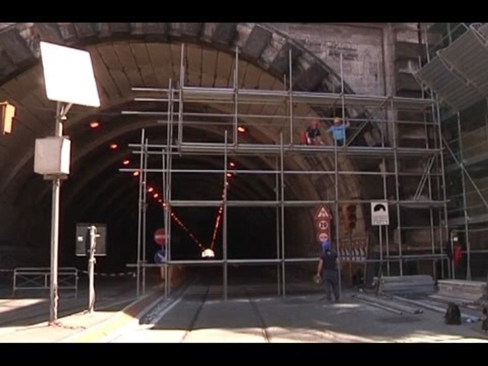 Napoli - Chiude la Galleria Vittoria, traffico in tilt -1- (12.05.15)