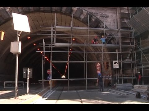 Napoli - Chiude la Galleria Vittoria, traffico in tilt -1- (12.05.15)