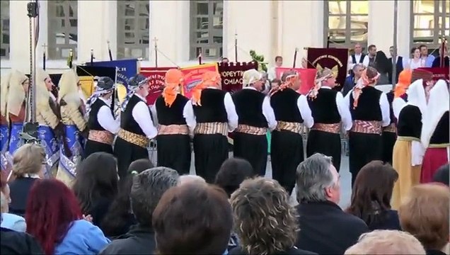 Το χορευτικό του Πολιτ. Συλ. Προσφύγων Μικρασιατών Ν. Κρήνης «Αγία Παρασκευή» στο Χορευτικό Aντάμωμα στην Καλαμαριά 2015