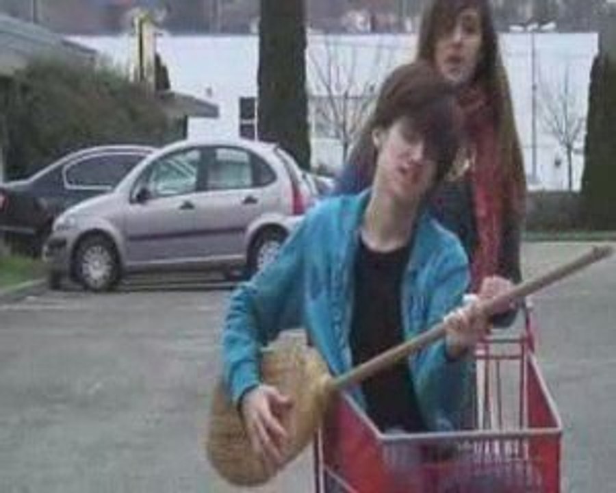 un Clip dans un caddie