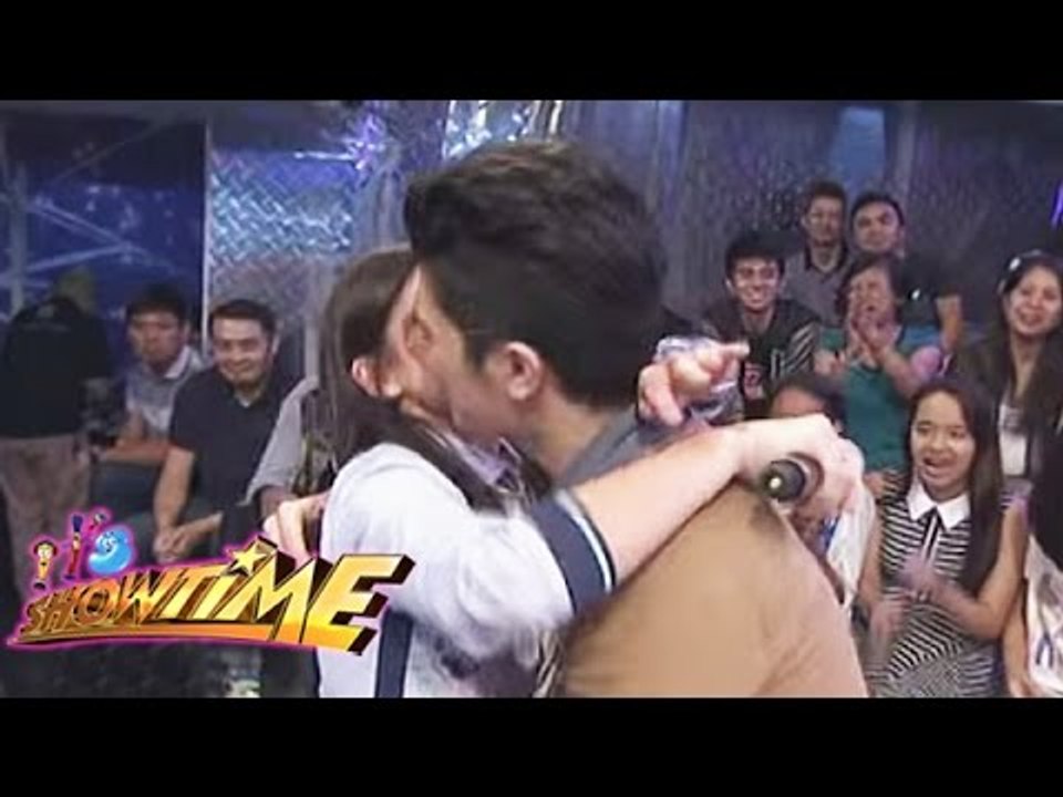 Anne Curtis kisses Vhong Navarro on Showtime
