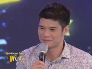 JC de Vera strips on 'GANDANG GABI VICE'