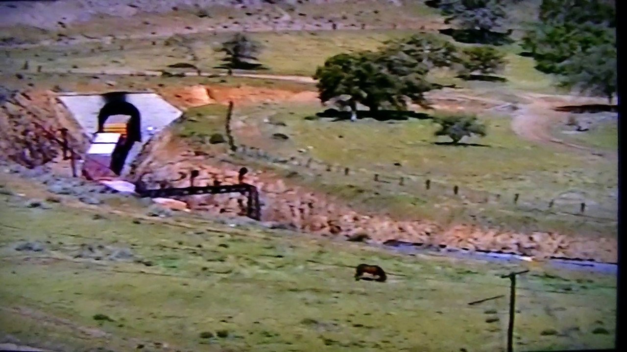 TEHACHAPI LOOP, an EASTBOUND freight train climbing to Summit Switch -- En montée avec 7 CC en direction du col, le 18 Avril 1996.