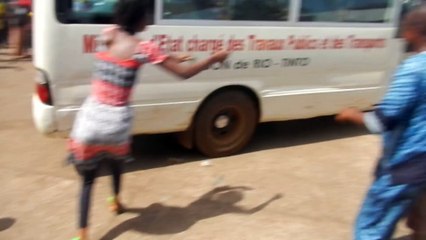 Une voiture caillassée par des jeunes à Bambéto