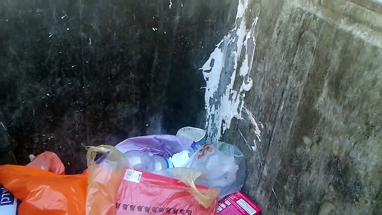 נרקומן מזריק באין מפריע ברחוב מירון